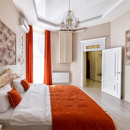 2 Bedroom Apartment Tykha Street City Center With Parking Place Lviv Extérieur photo