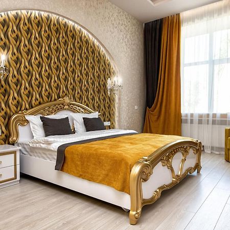 2 Bedroom Apartment Tykha Street City Center With Parking Place Lviv Extérieur photo