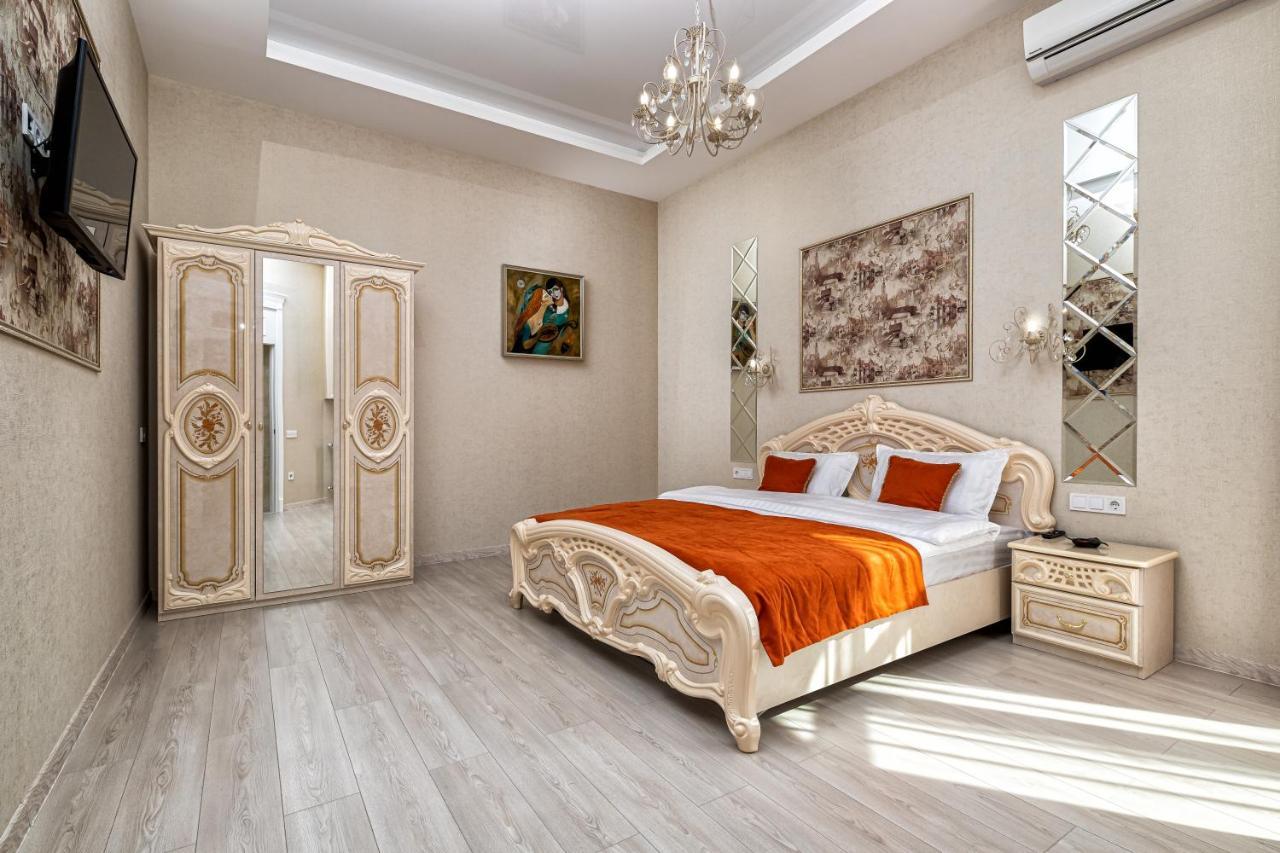 2 Bedroom Apartment Tykha Street City Center With Parking Place Lviv Extérieur photo