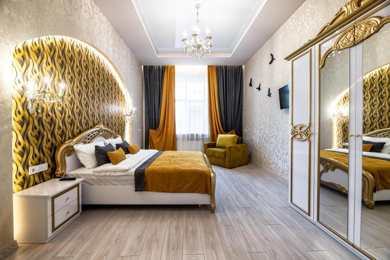 2 Bedroom Apartment Tykha Street City Center With Parking Place Lviv Extérieur photo