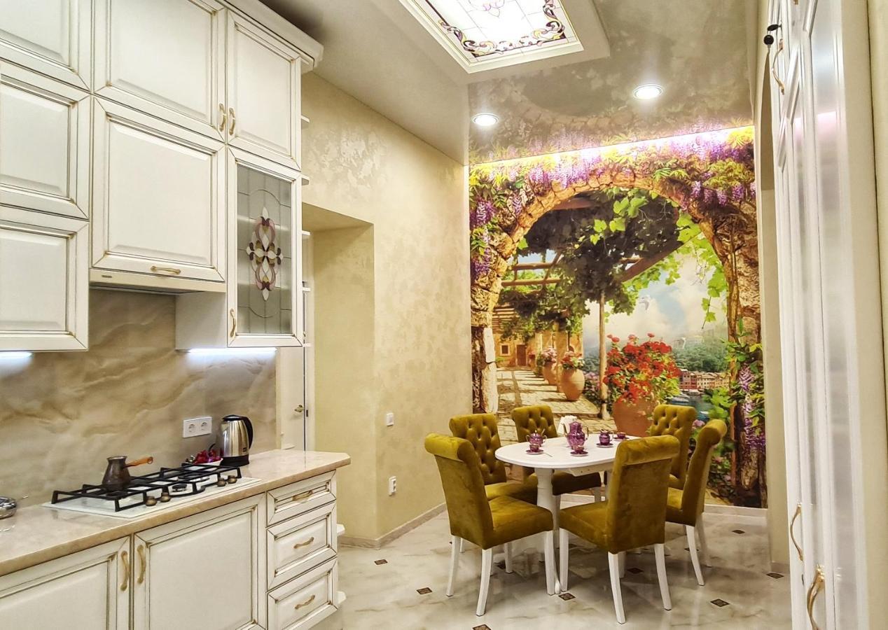 2 Bedroom Apartment Tykha Street City Center With Parking Place Lviv Extérieur photo