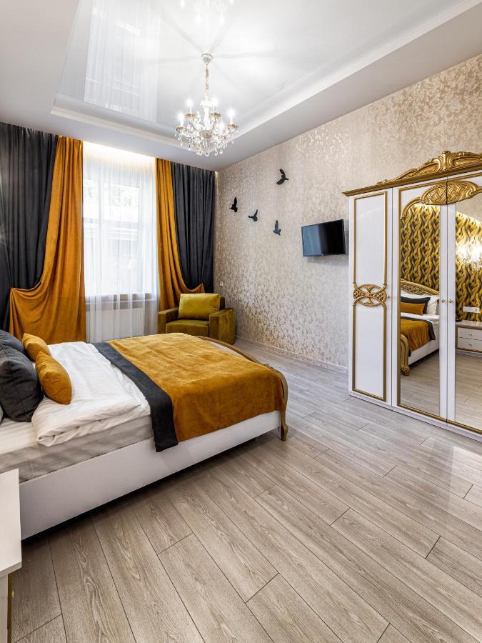 2 Bedroom Apartment Tykha Street City Center With Parking Place Lviv Extérieur photo