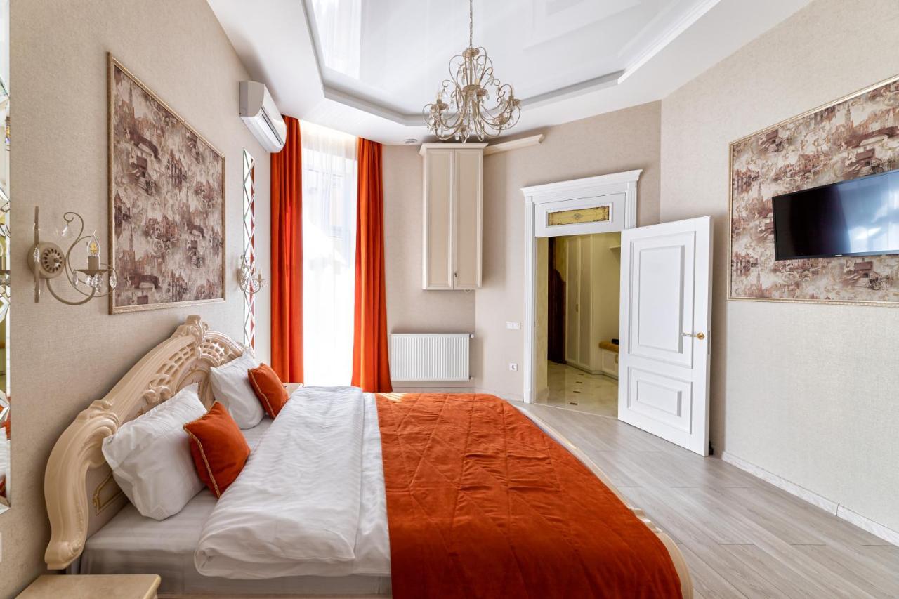 2 Bedroom Apartment Tykha Street City Center With Parking Place Lviv Extérieur photo