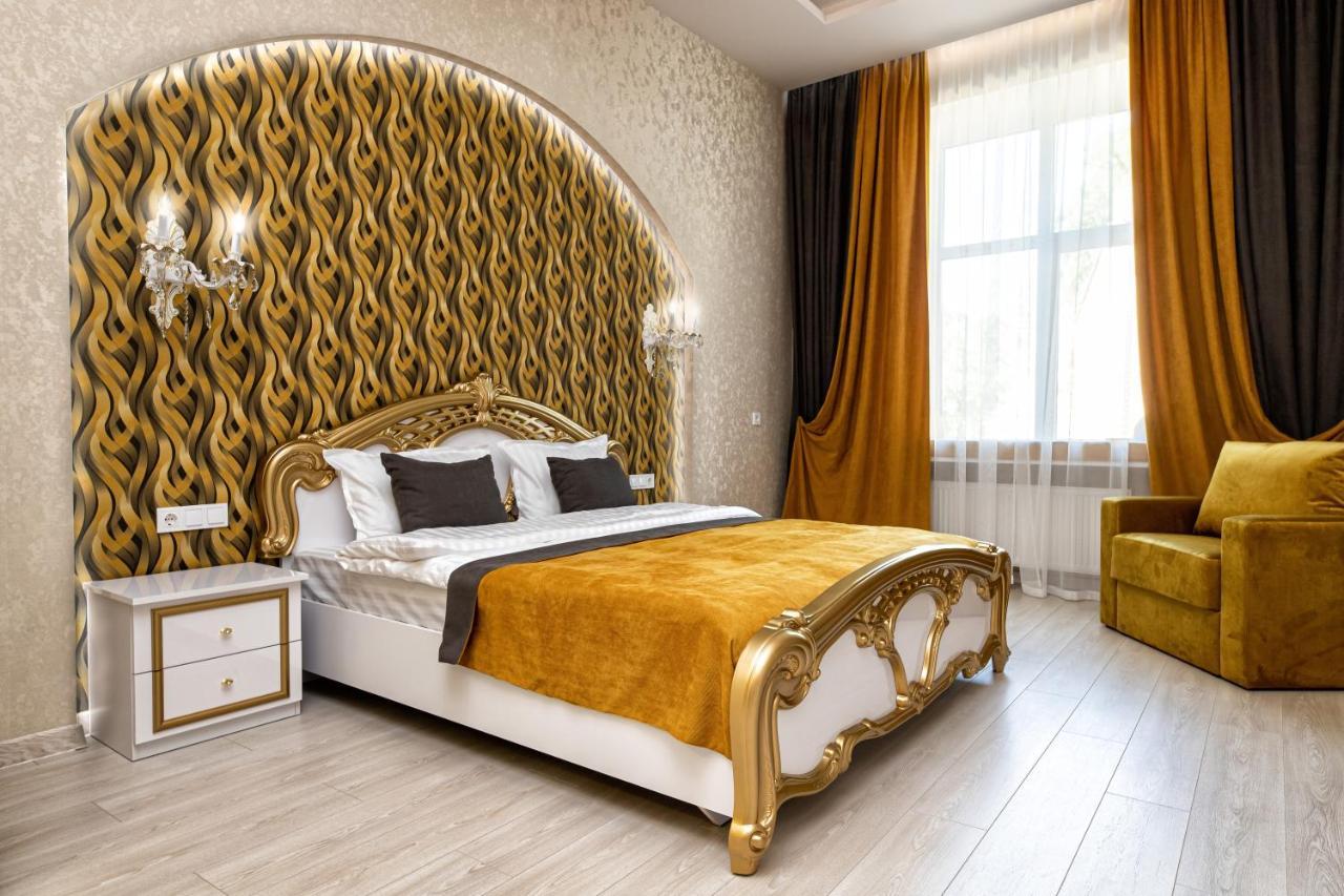 2 Bedroom Apartment Tykha Street City Center With Parking Place Lviv Extérieur photo