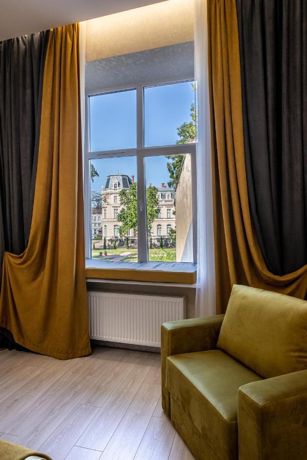2 Bedroom Apartment Tykha Street City Center With Parking Place Lviv Extérieur photo
