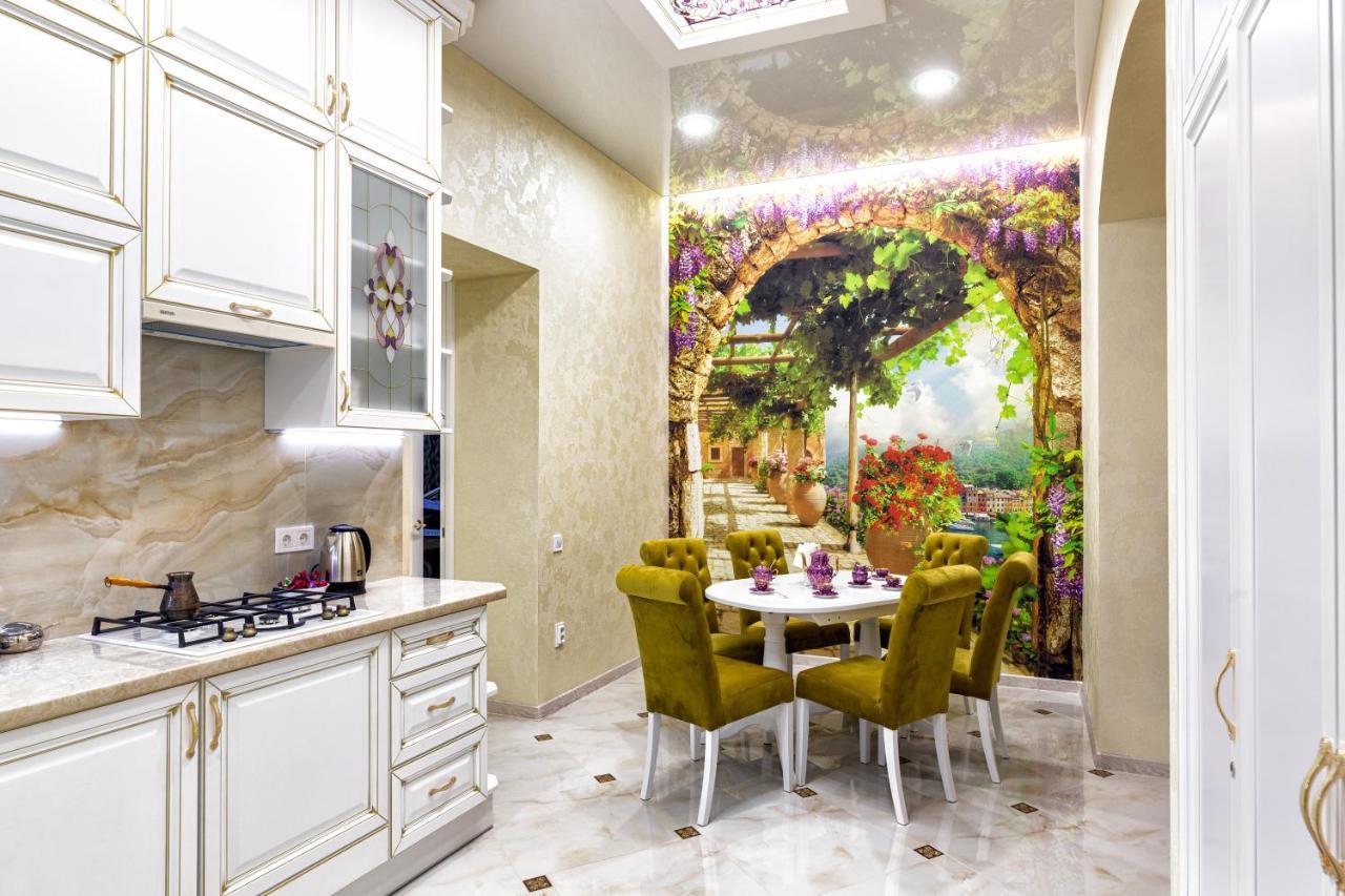 2 Bedroom Apartment Tykha Street City Center With Parking Place Lviv Extérieur photo