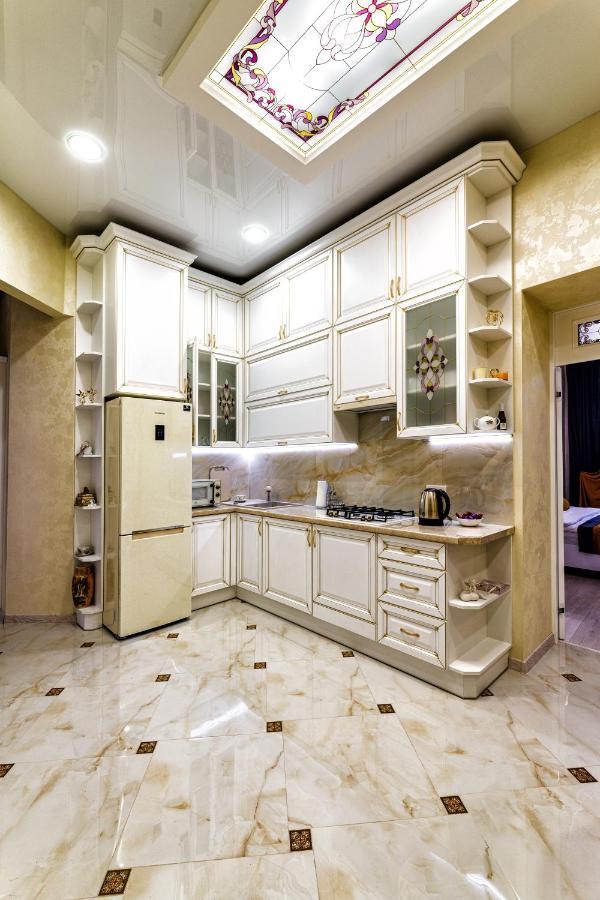 2 Bedroom Apartment Tykha Street City Center With Parking Place Lviv Extérieur photo