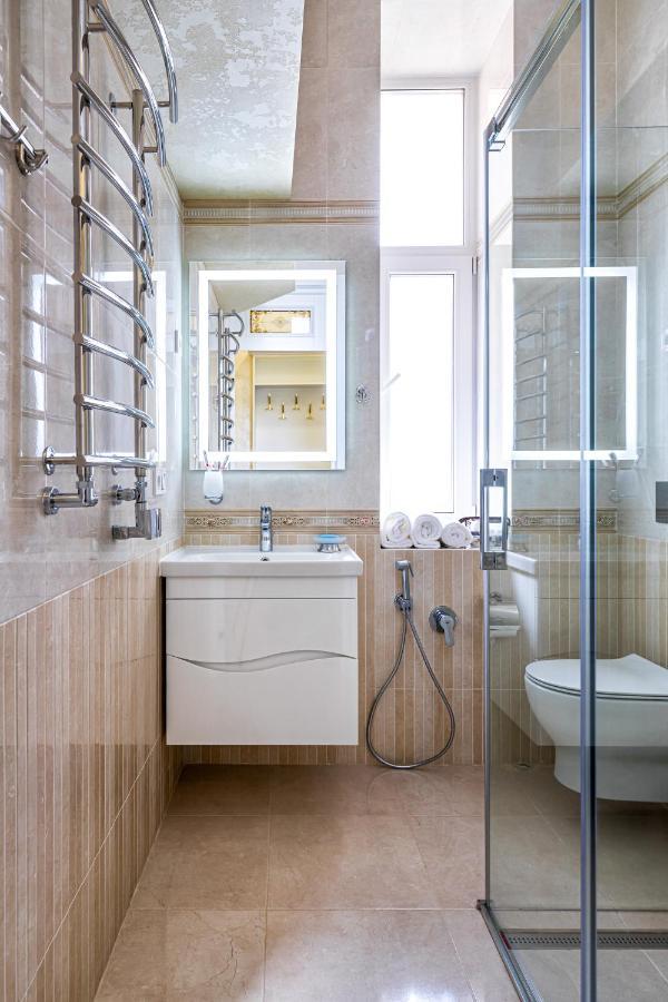 2 Bedroom Apartment Tykha Street City Center With Parking Place Lviv Extérieur photo