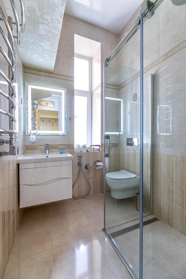 2 Bedroom Apartment Tykha Street City Center With Parking Place Lviv Extérieur photo