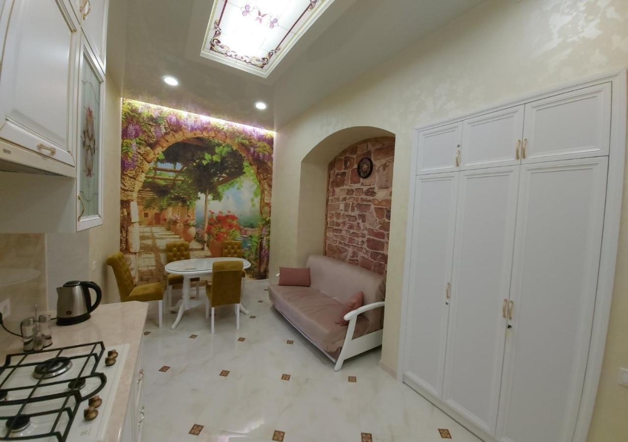 2 Bedroom Apartment Tykha Street City Center With Parking Place Lviv Extérieur photo